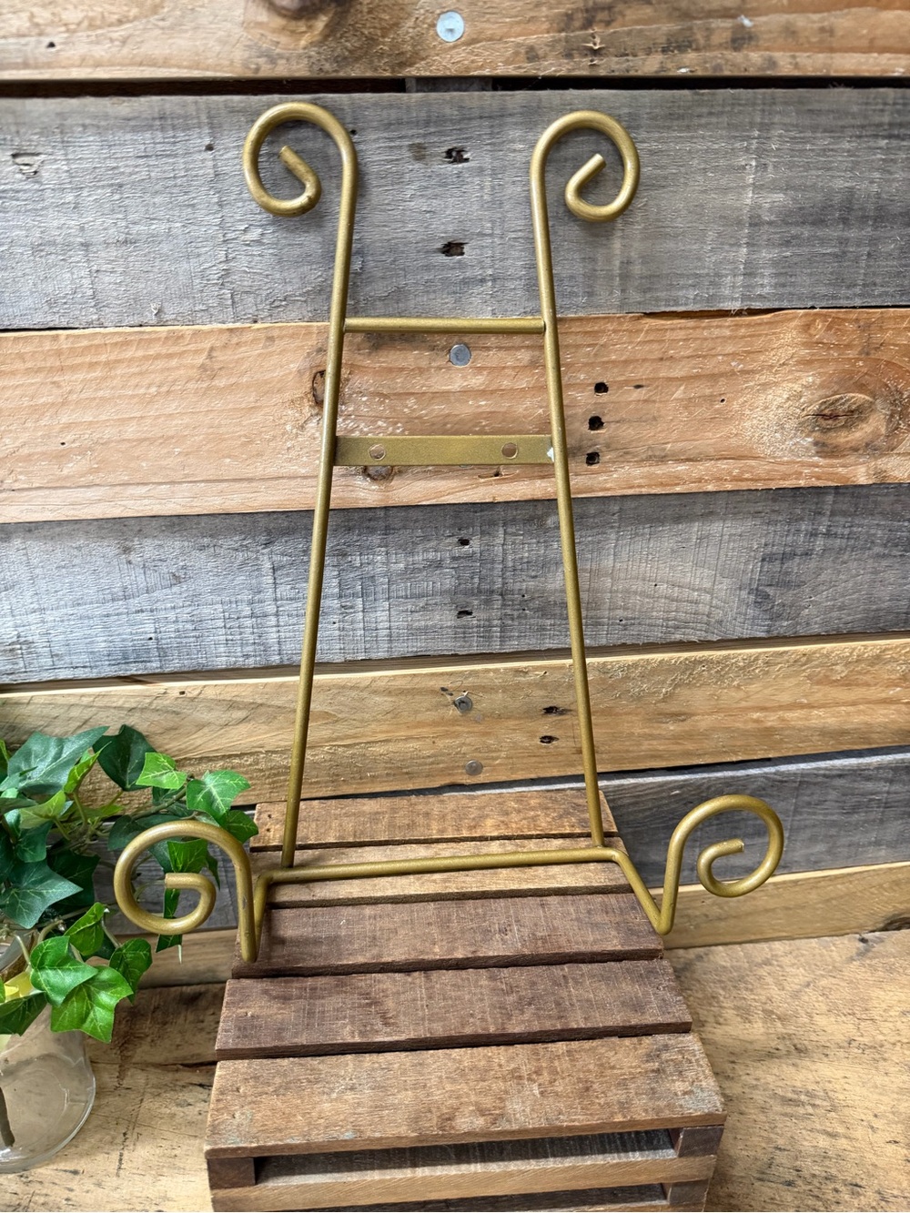 Gold Wrought Iron Scroll Display Wall Plate Rack